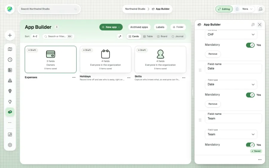Les réglages d'App Builder avec trois champs pour une application de notes de frais, Montant en CHF, Date et Équipe, tous obligatoires.