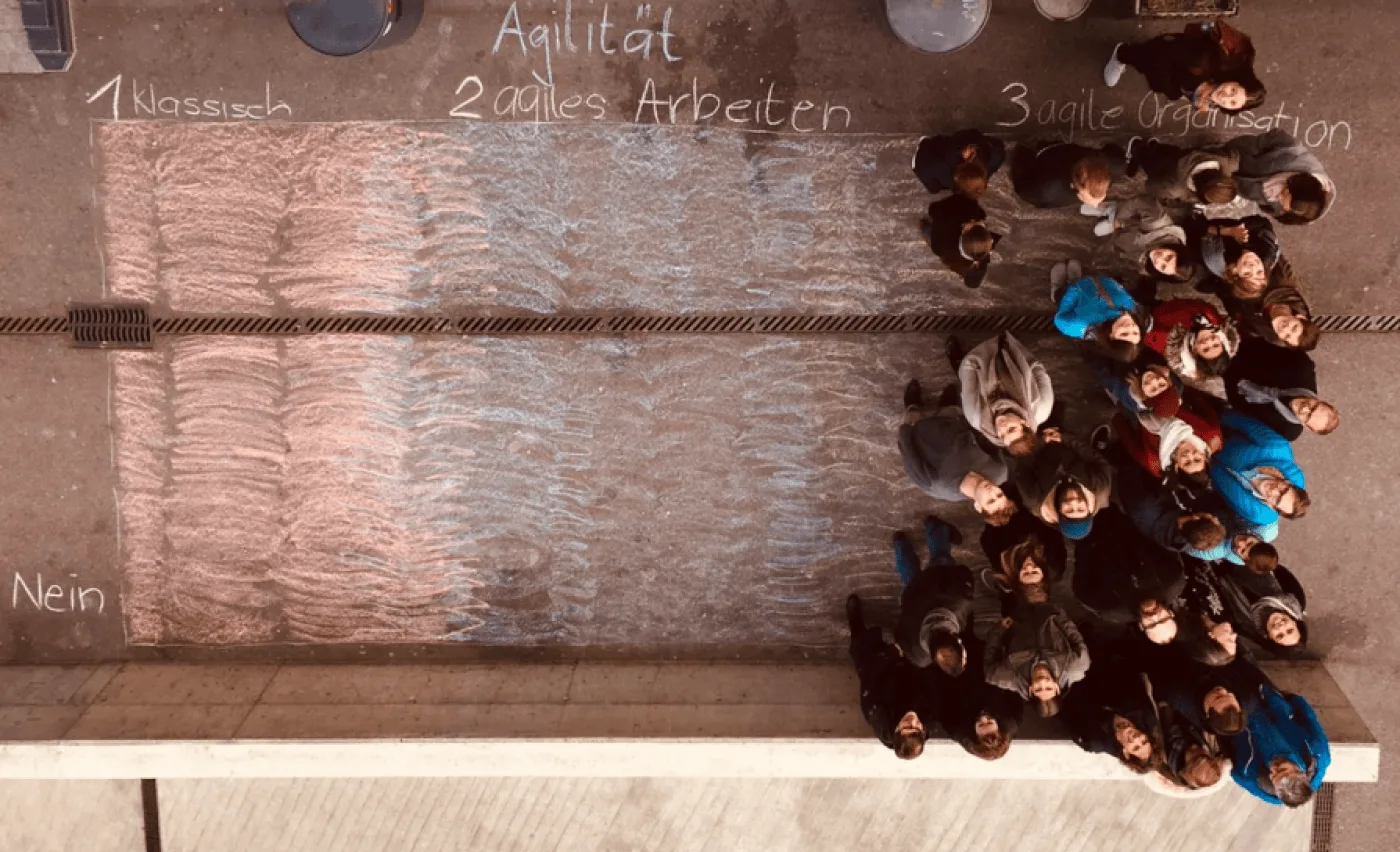 Image of the IdéeSport team members all gathering on the pro-agility side of a grid drawn on the ground with chalk.