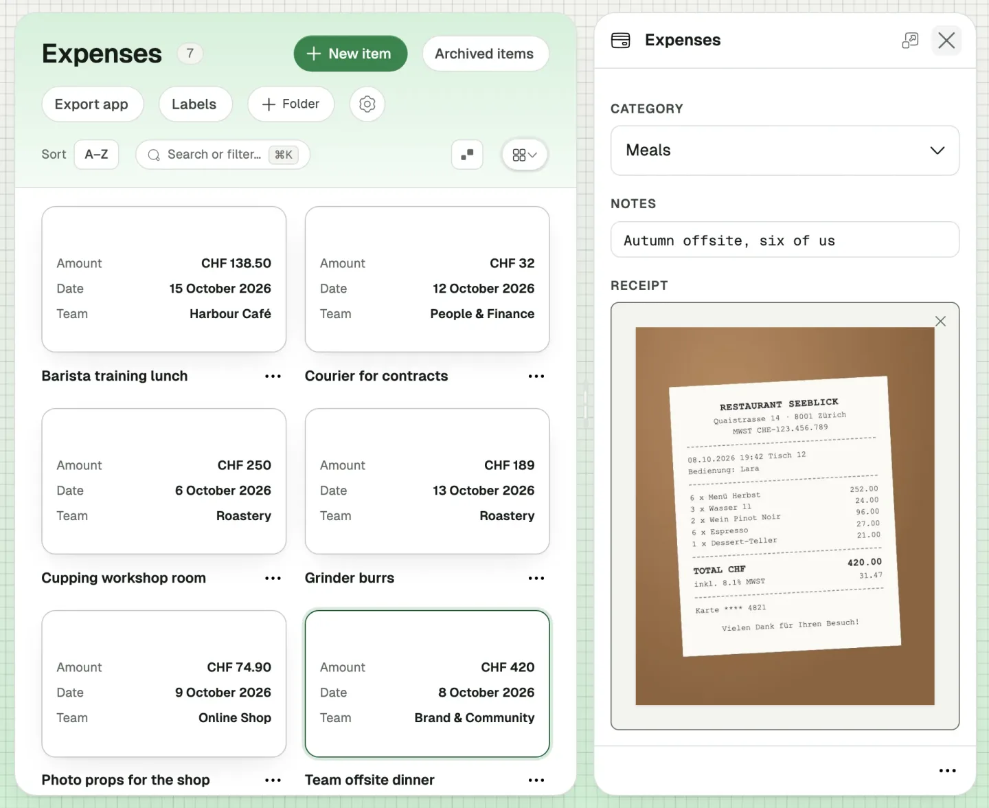 Een geopende uitgave naast de lijst: het diner van de teamoffsite van CHF 420 voor Brand & Community, onder Meals, met een foto van het bonnetje van het restaurant.