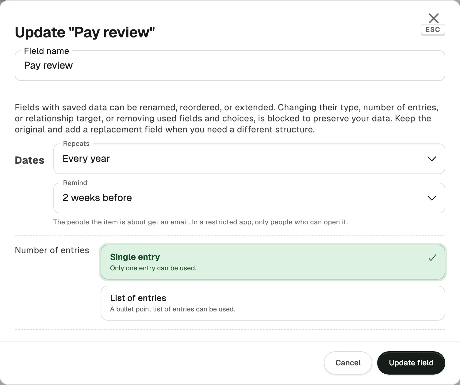 Les paramètres du champ de date « Pay review » : Repeats réglé sur « Every year » et Remind sur « 2 weeks before », avec la mention que les personnes concernées par l'élément reçoivent un e-mail et, dans une app à accès restreint, uniquement celles qui peuvent l'ouvrir