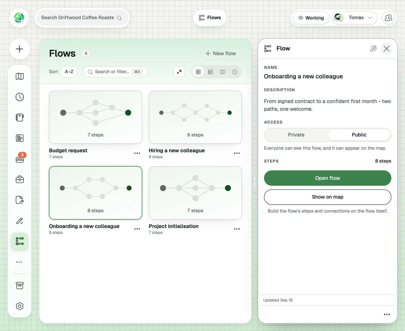 L'app Flux chez Driftwood Coffee Roasters, une entreprise fictive : quatre flux sous forme de cartes, avec « Onboarding a new colleague », huit étapes, ouvert dans le panneau latéral