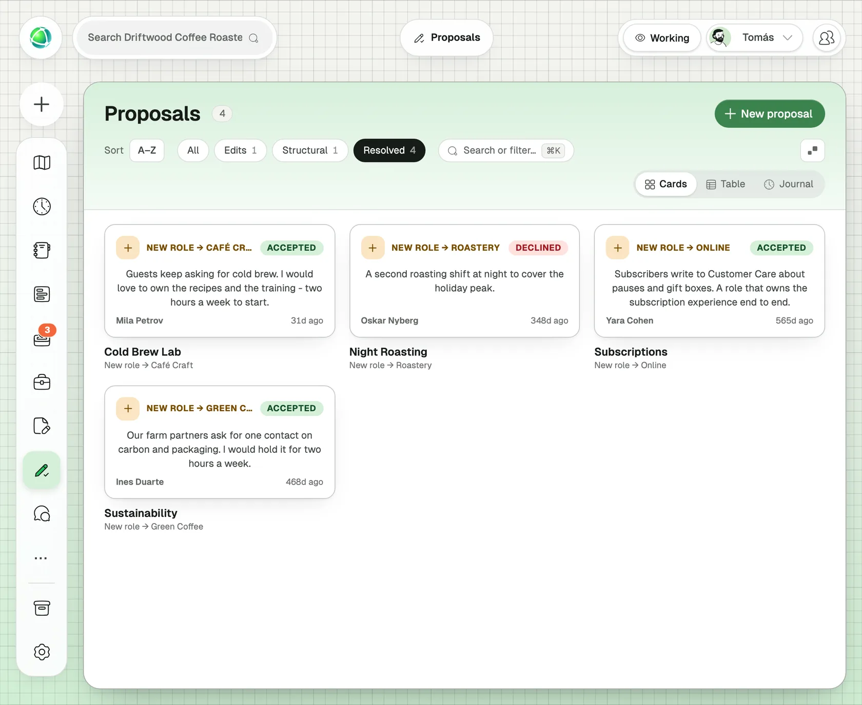 L'app Propositions chez Driftwood Coffee Roasters, une entreprise fictive, filtrée sur les propositions traitées : quatre nouveaux rôles, trois acceptés et un refusé, chacun avec la raison donnée et le temps écoulé depuis la décision