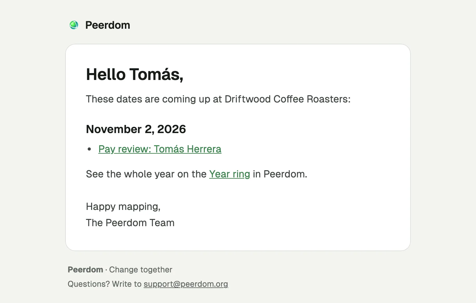 Un e-mail de rappel de Peerdom : « These dates are coming up at Driftwood Coffee Roasters », une entreprise fictive, qui mentionne la révision salariale du 2 novembre 2026, avec un lien vers l'anneau de l'année